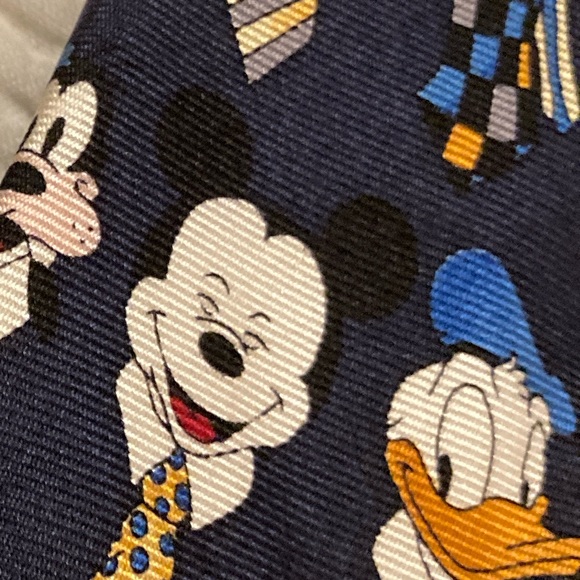Men’s Mickey Mouse and Friends silk tie, like new from Disney World - Picture 3 of 5